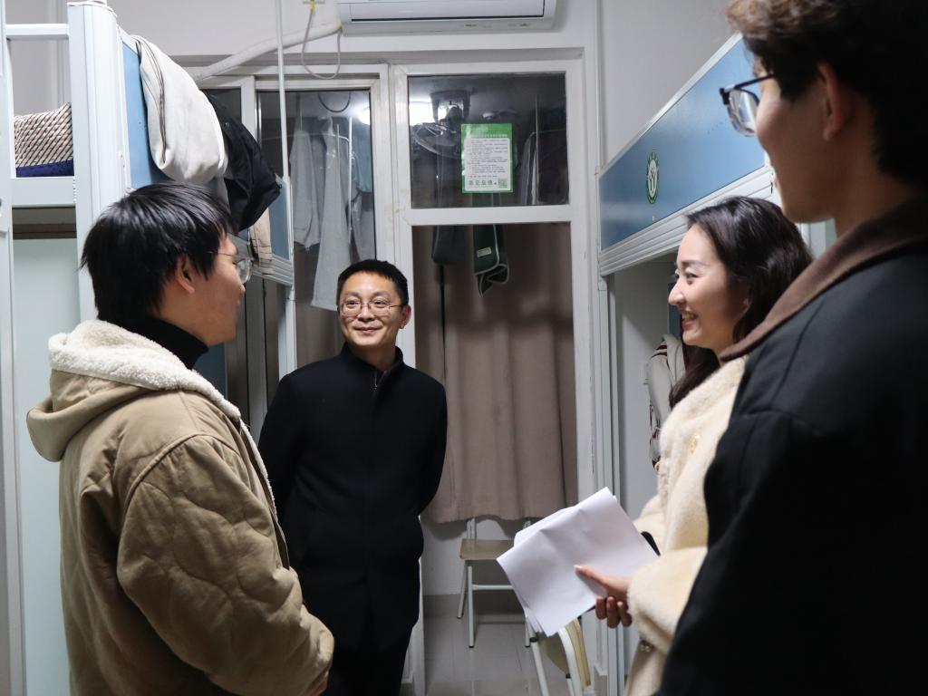 春宫图
开展期末宿舍安全走访活动